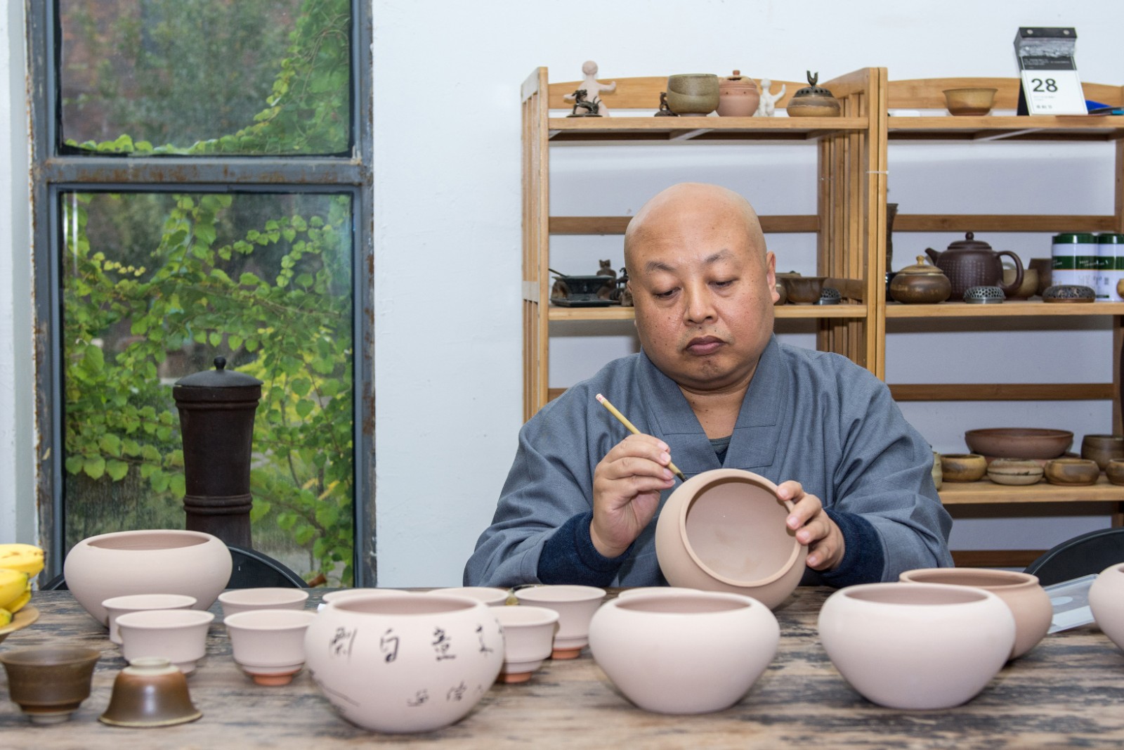保定佛协会会长真广法师结缘香灰烧